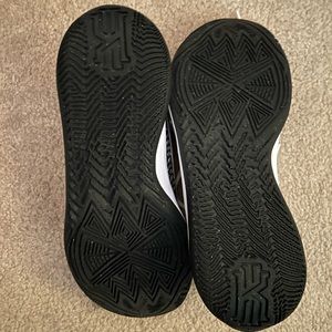 Men’s Nike Kyrie Flytrap 6 EP 'White Black' DM1126-101